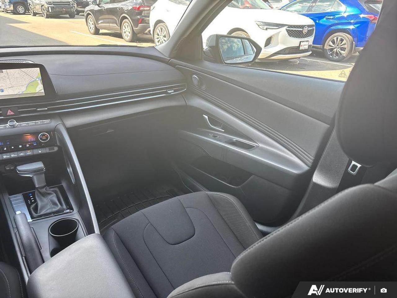 2025 Hyundai Elantra Preferred   NO ACCIDENTS   ONE OWNER   5.9L/100KM Photo