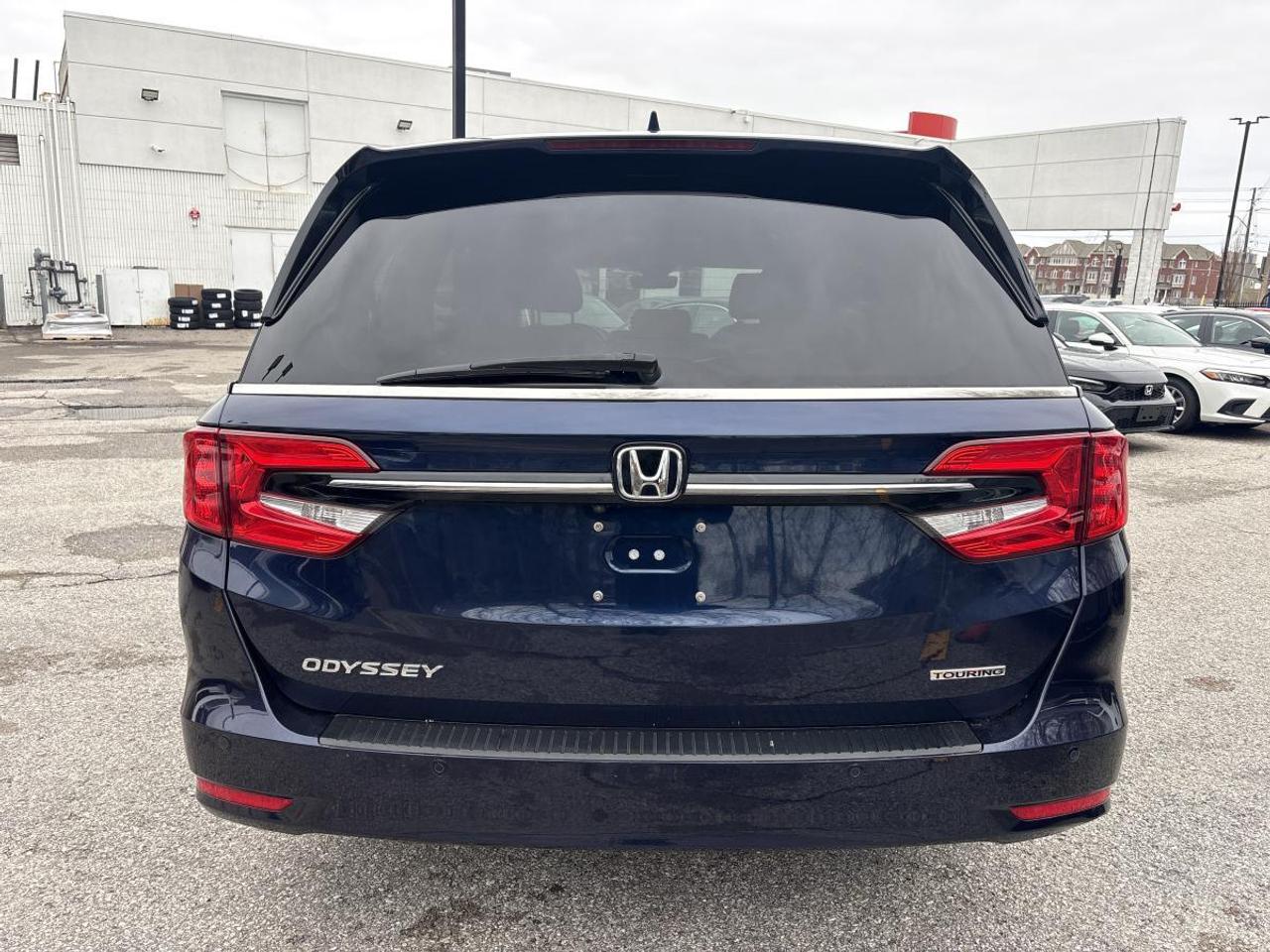 2022 Honda Odyssey Touring Photo2