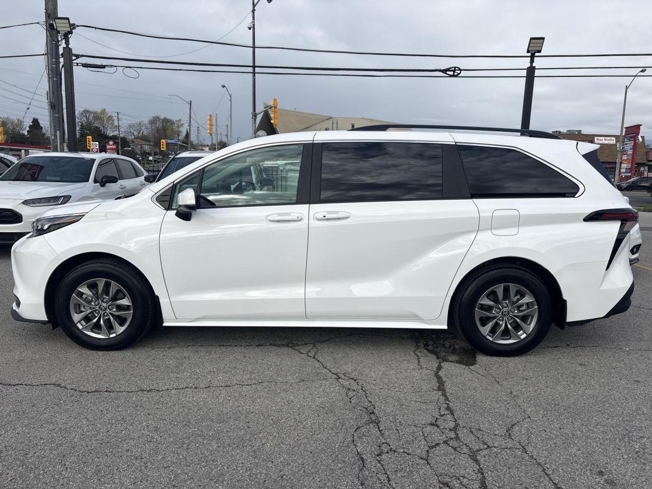 2025 Toyota Sienna LE Photo