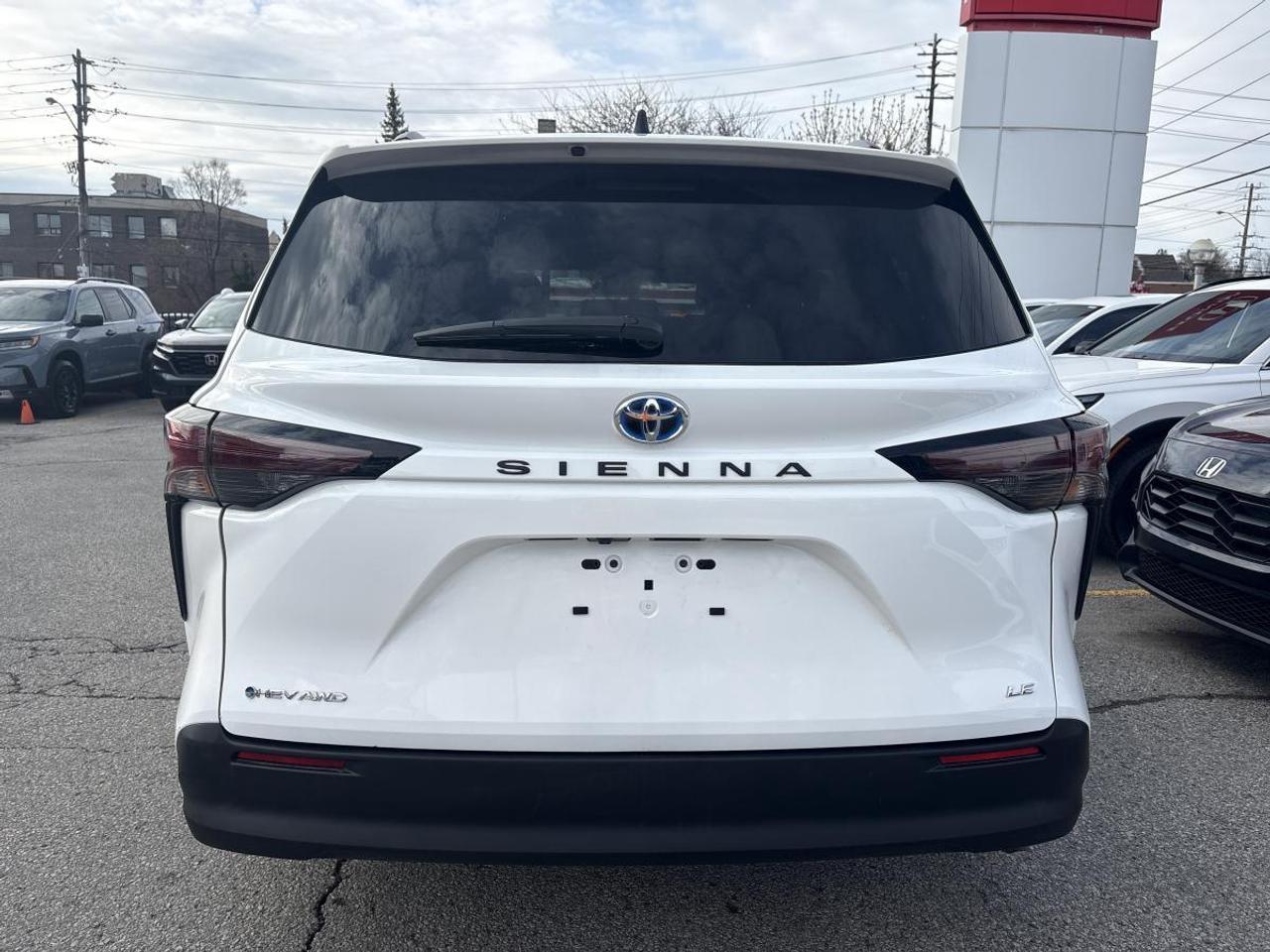 2025 Toyota Sienna LE Photo