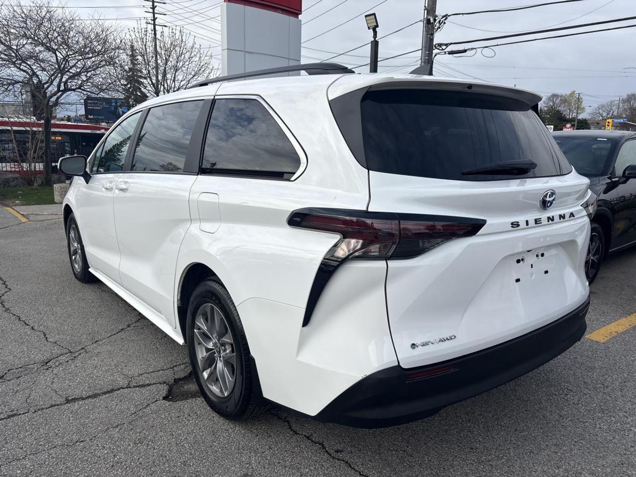 2025 Toyota Sienna LE Photo