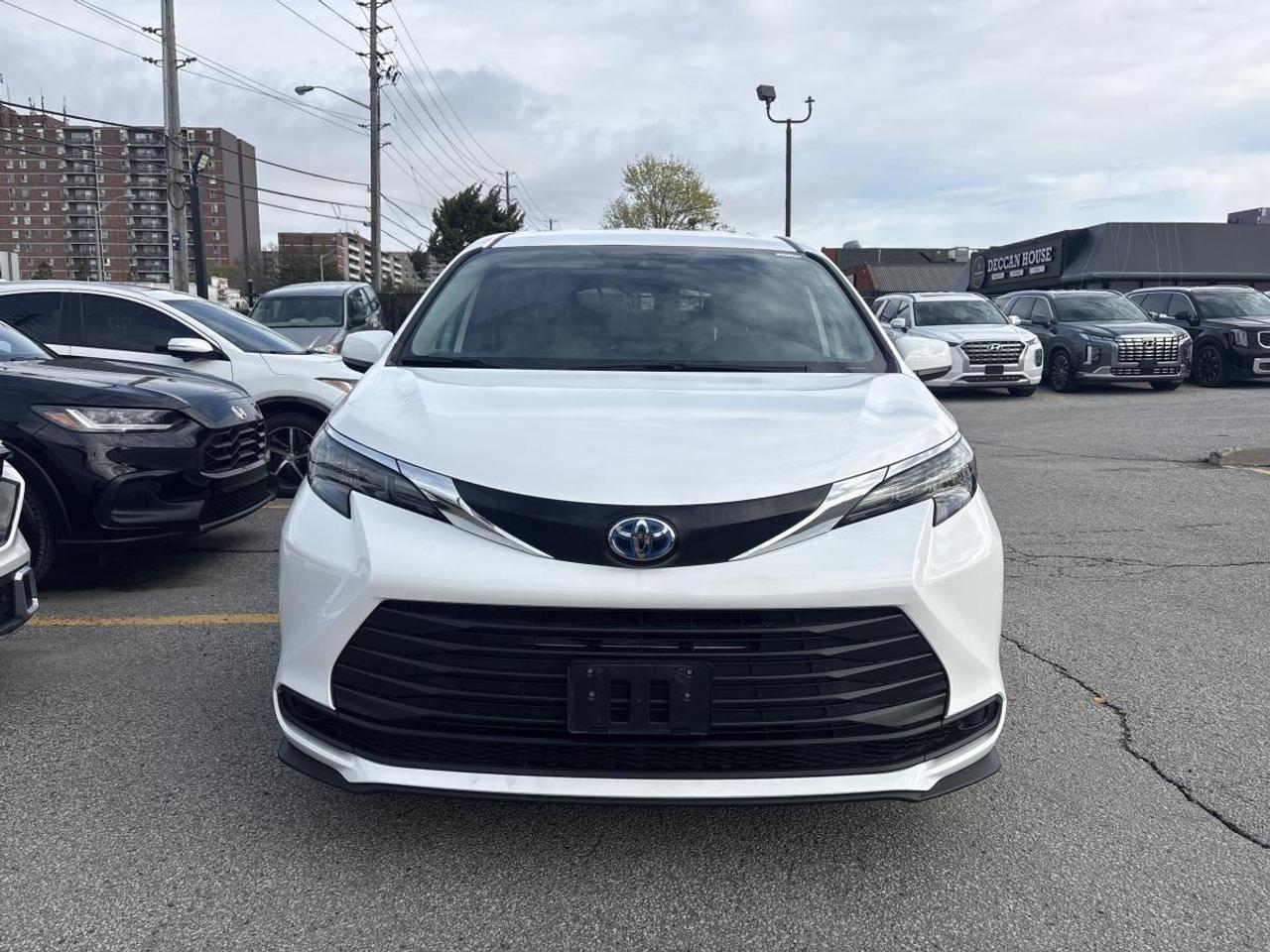 2025 Toyota Sienna LE Photo