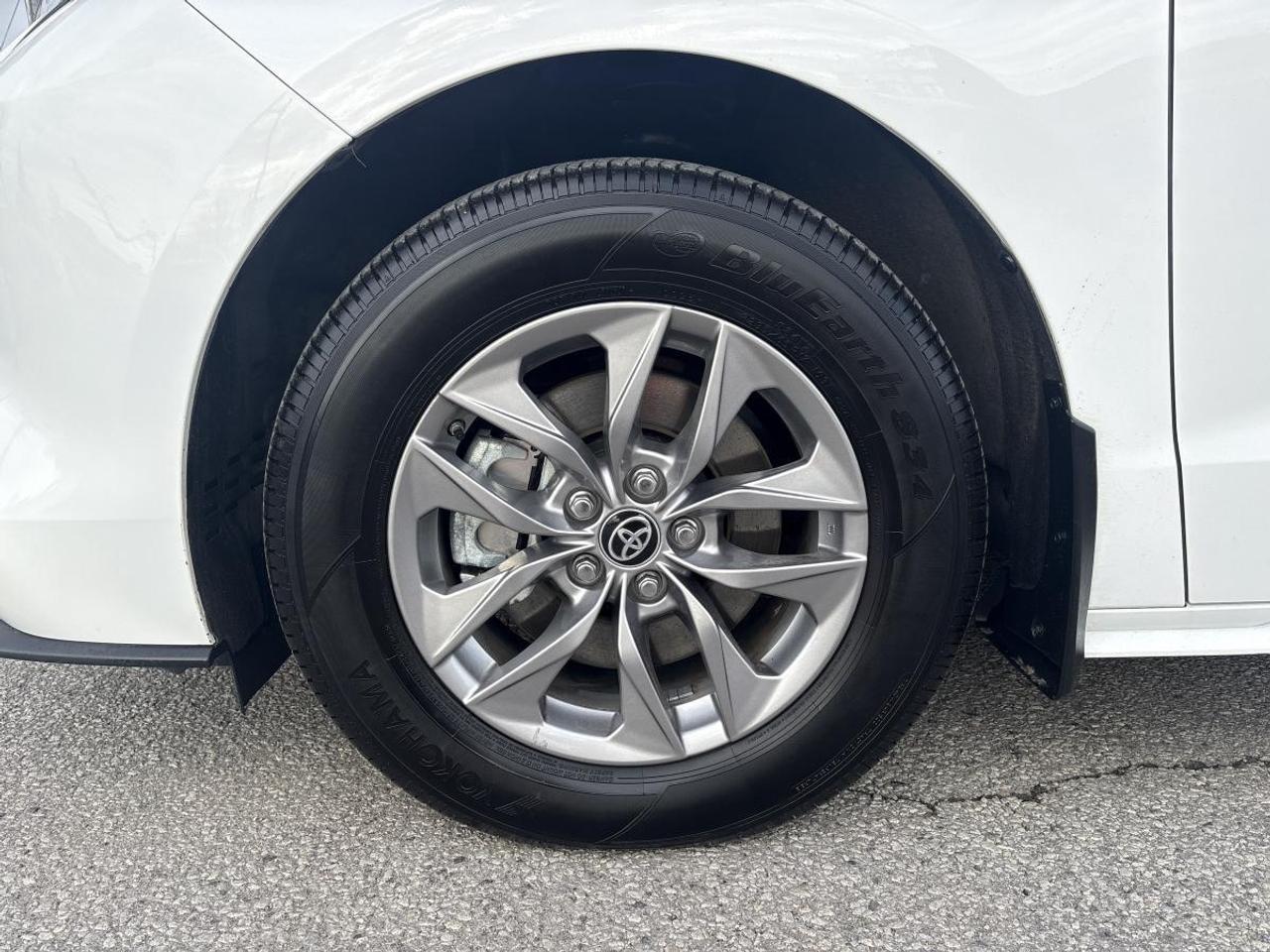 2025 Toyota Sienna LE Photo