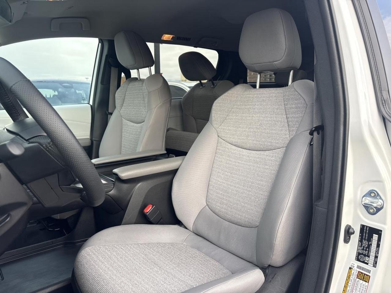 2025 Toyota Sienna LE Photo
