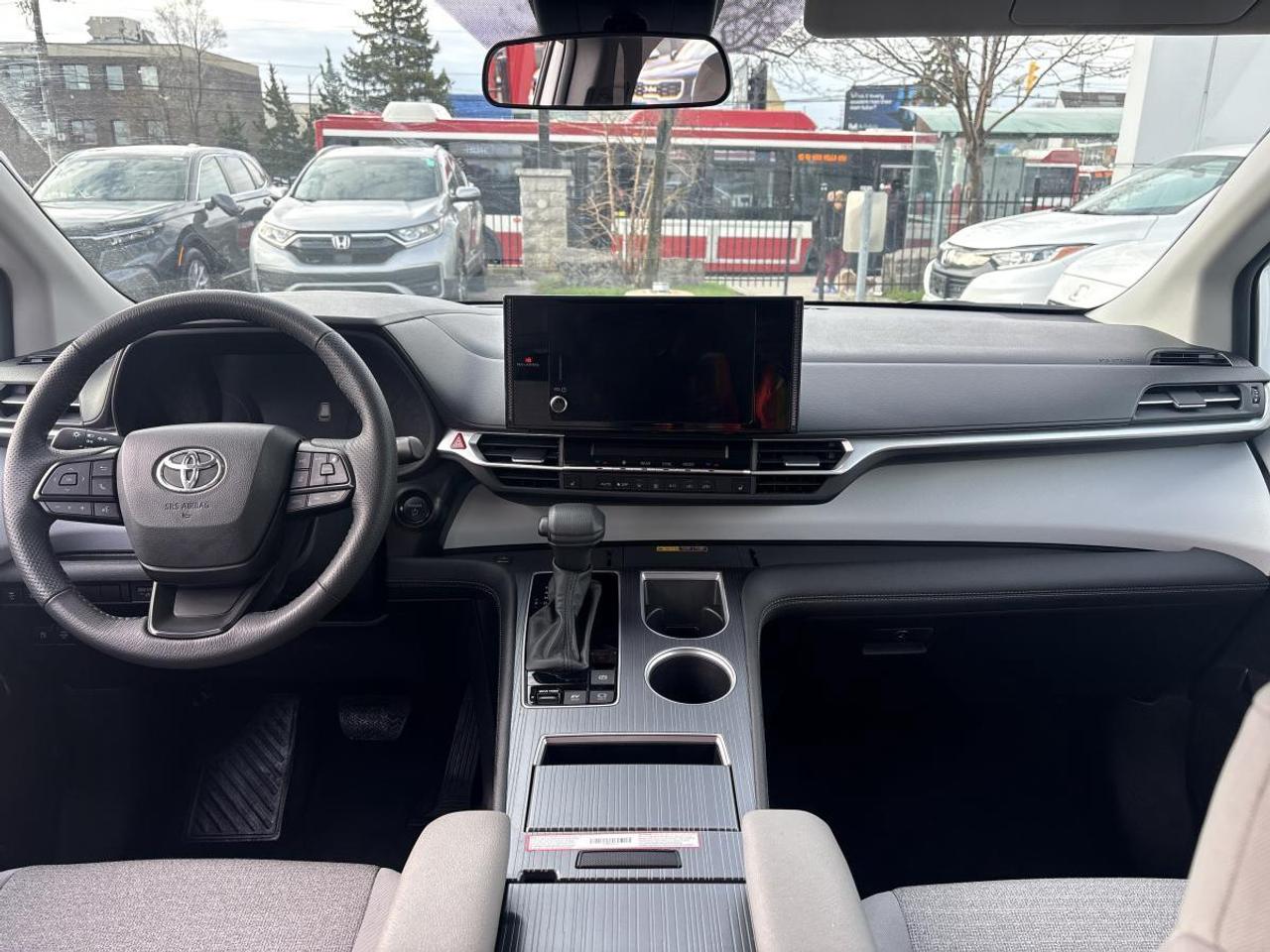 2025 Toyota Sienna LE Photo