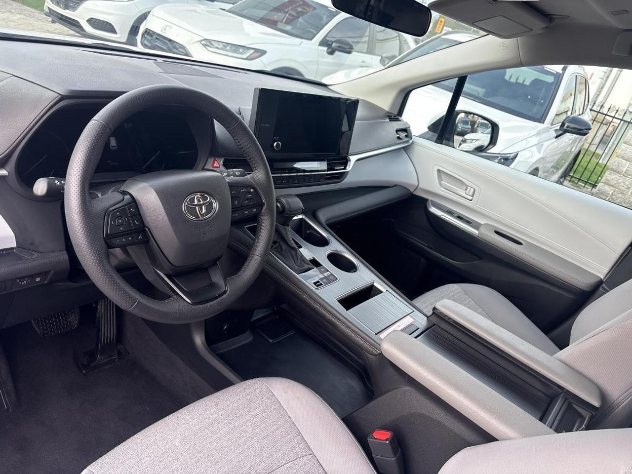 2025 Toyota Sienna LE Photo