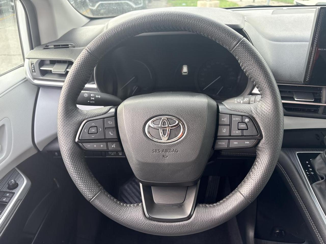 2025 Toyota Sienna LE Photo