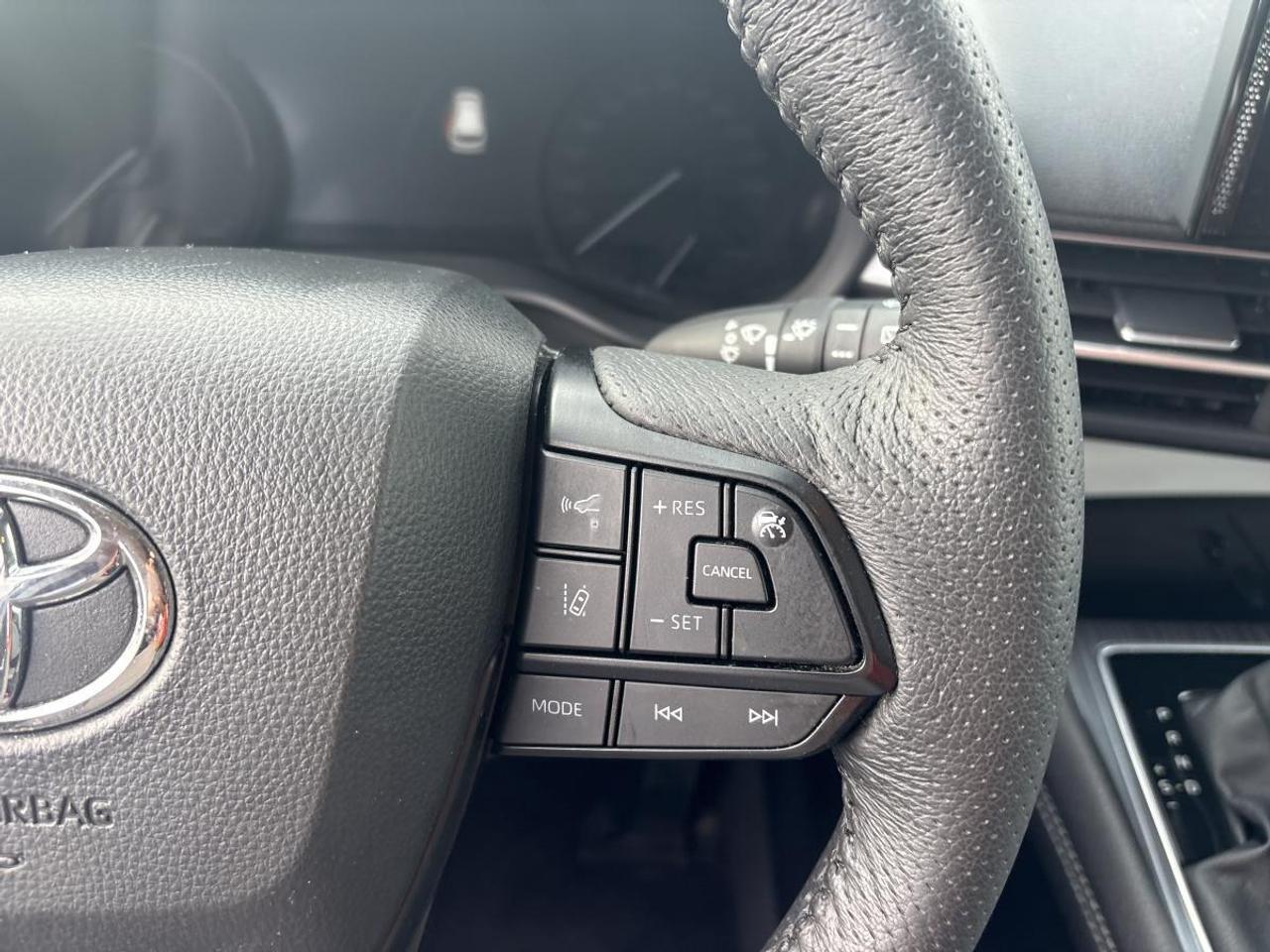 2025 Toyota Sienna LE Photo