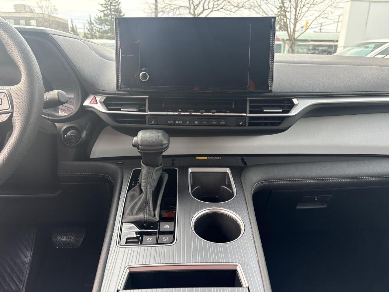 2025 Toyota Sienna LE Photo