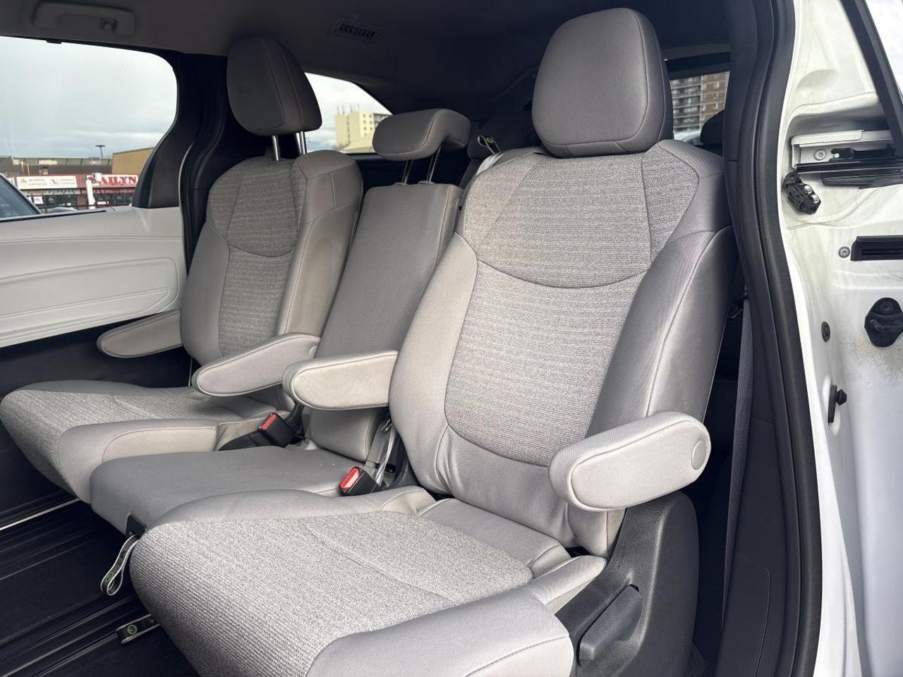 2025 Toyota Sienna LE Photo