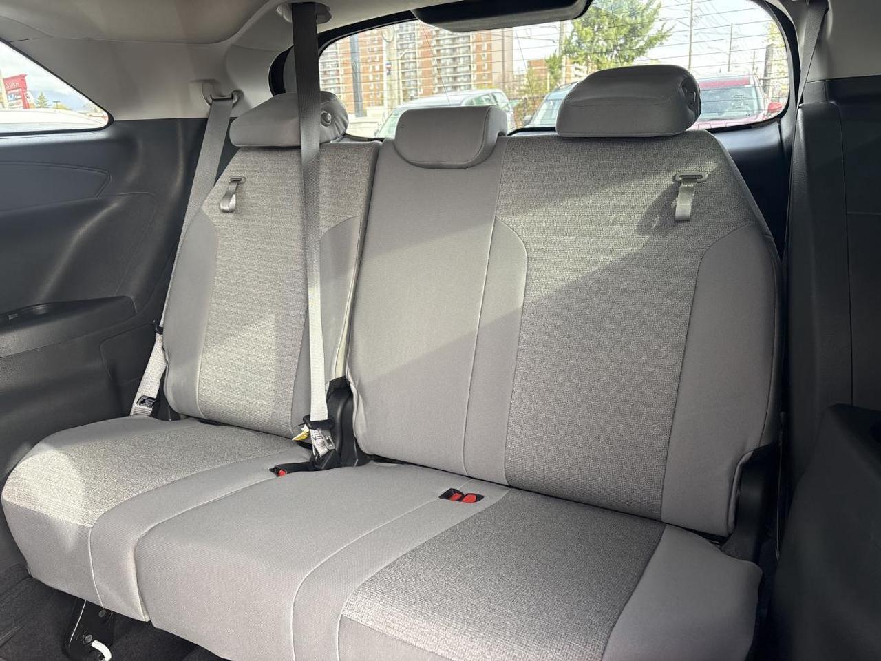 2025 Toyota Sienna LE Photo