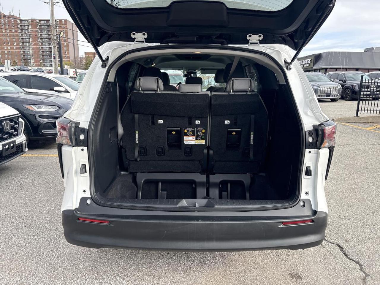 2025 Toyota Sienna LE Photo