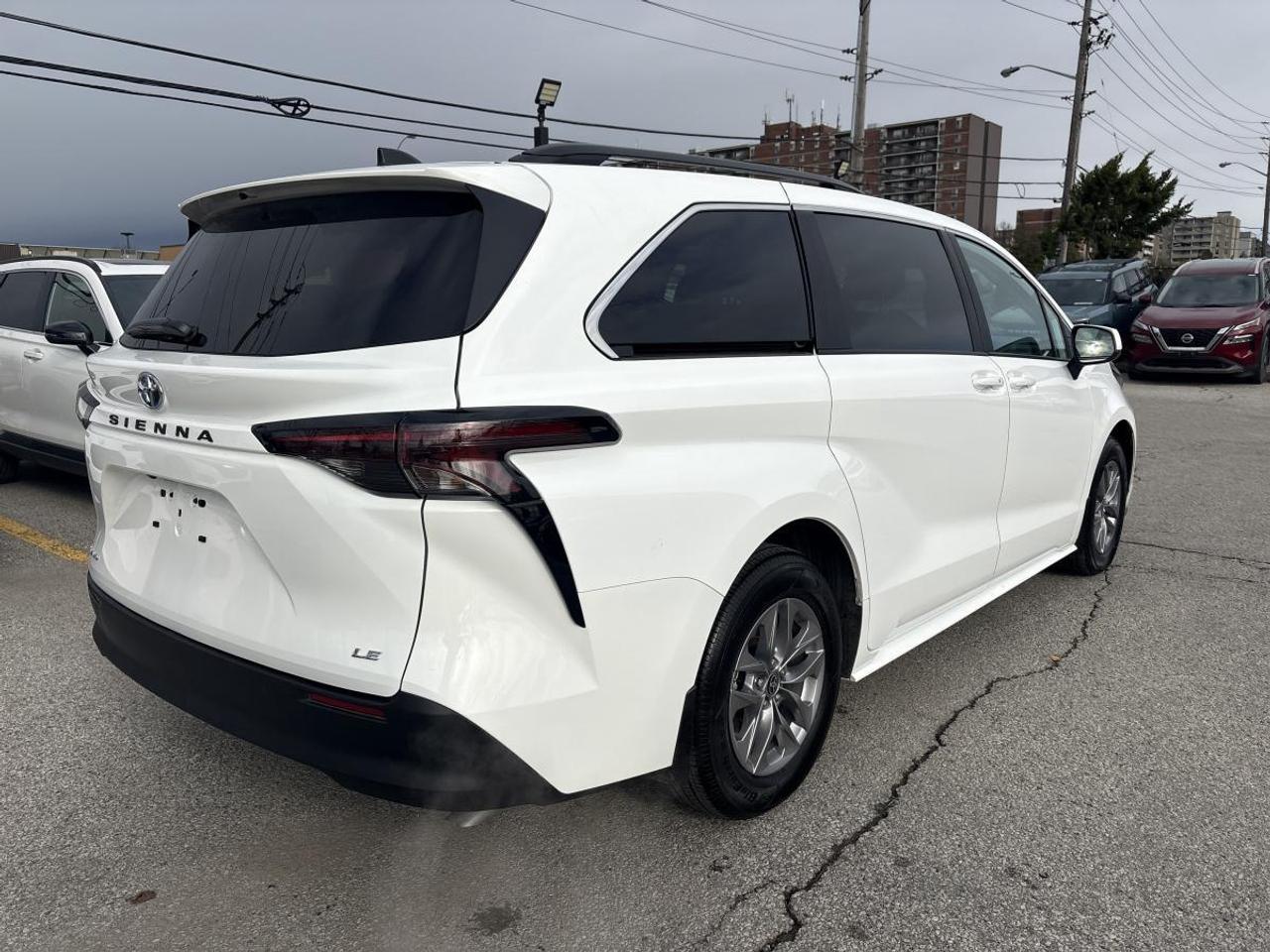 2025 Toyota Sienna LE Photo