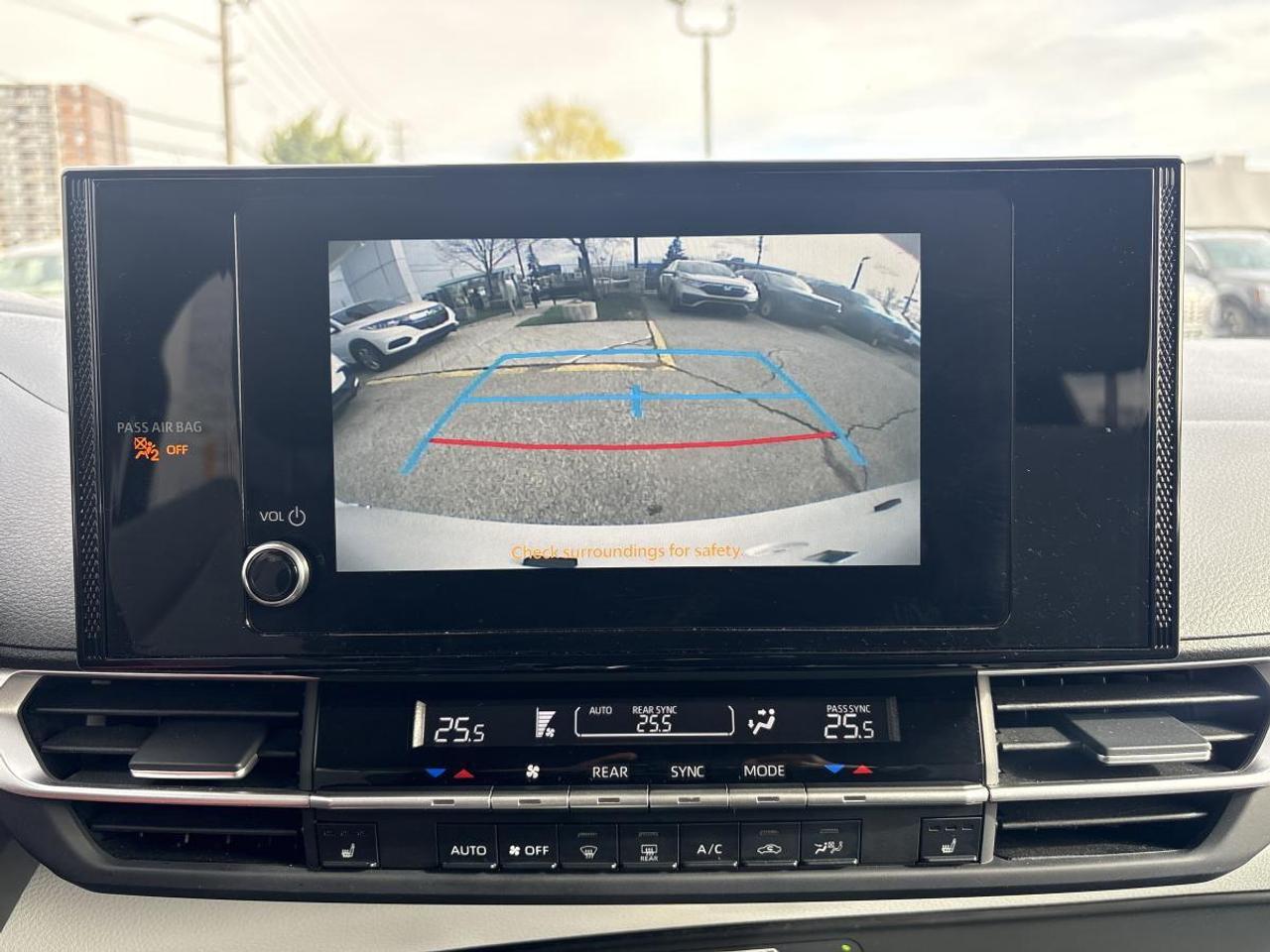 2025 Toyota Sienna LE Photo