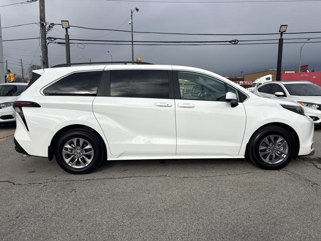 2025 Toyota Sienna LE Photo