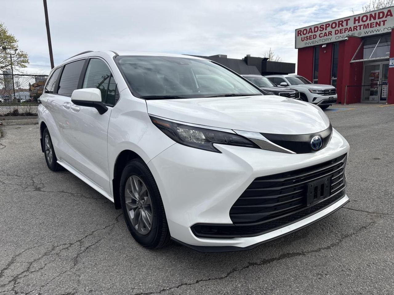 2025 Toyota Sienna LE Photo