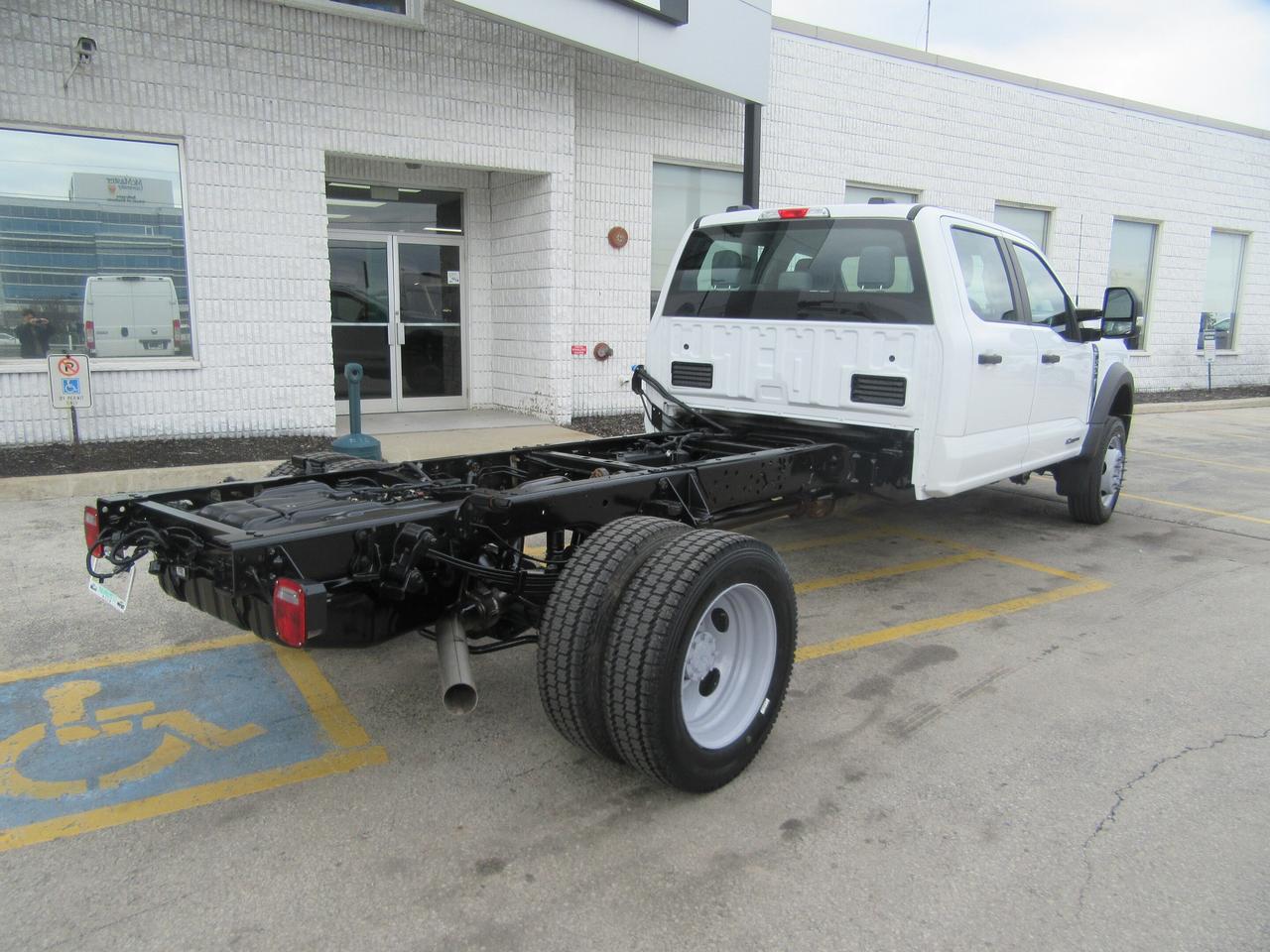 2024 Ford F-550 4X4 CREW CAB DIESEL CAB & CHASSIS Photo2