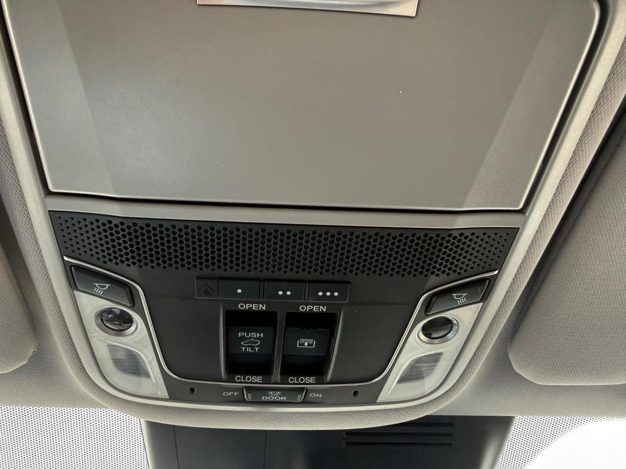 2017 Honda CR-V Touring ALL WEATHER MATS, MOONROOF,  WINTER WHEELS Photo