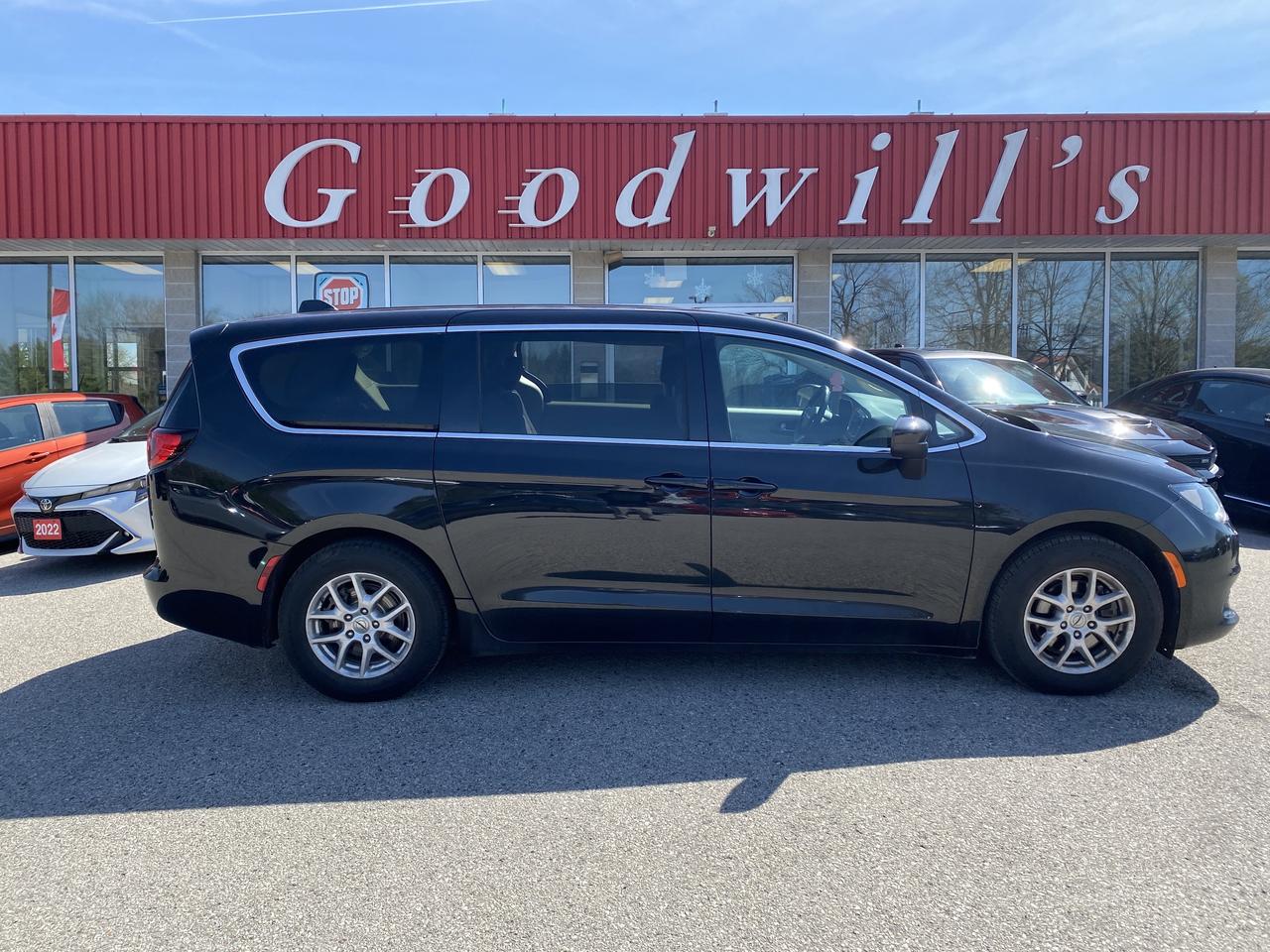 2022 Chrysler Grand Caravan SXT, CLEAN CARFAX, REMOTE START, BACK UP CAMERA! Photo