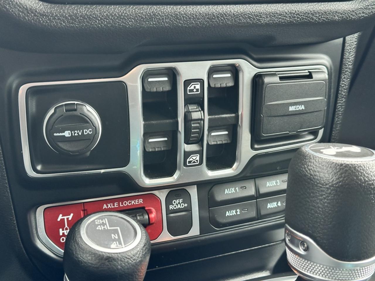 2024 Jeep Wrangler SPORT Photo