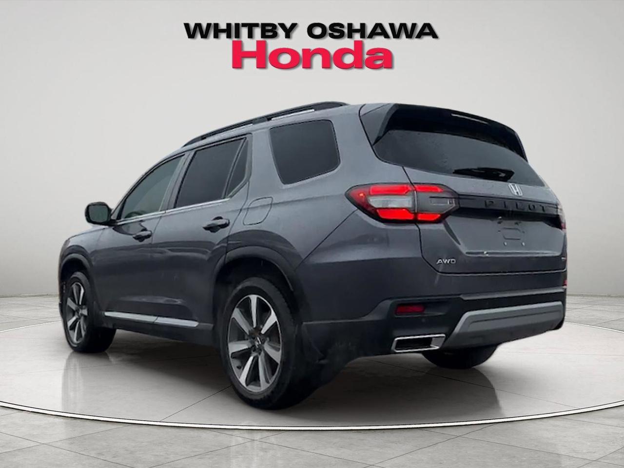 2025 Honda Pilot Touring AWD Photo2