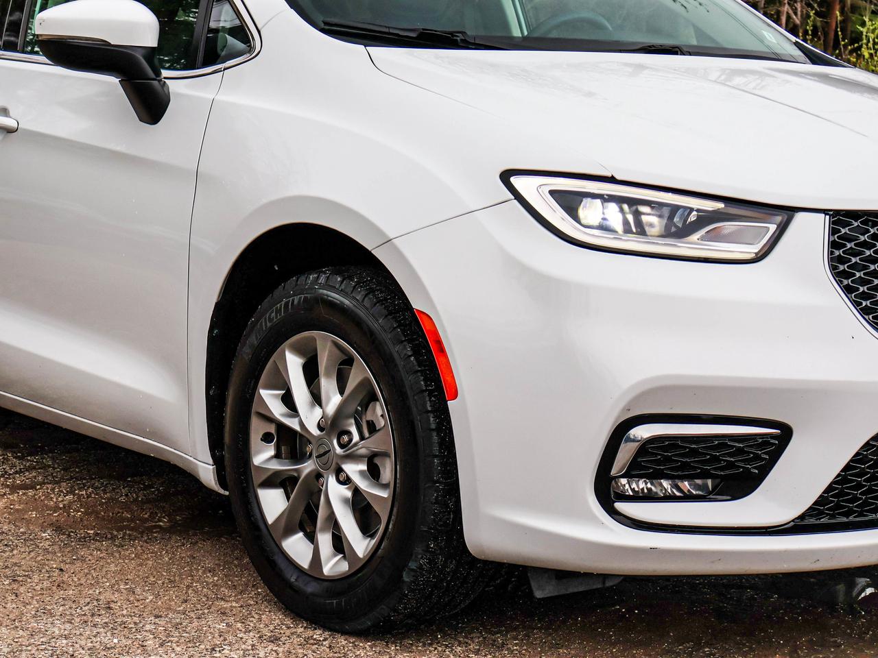 2023 Chrysler Pacifica Touring L Photo3