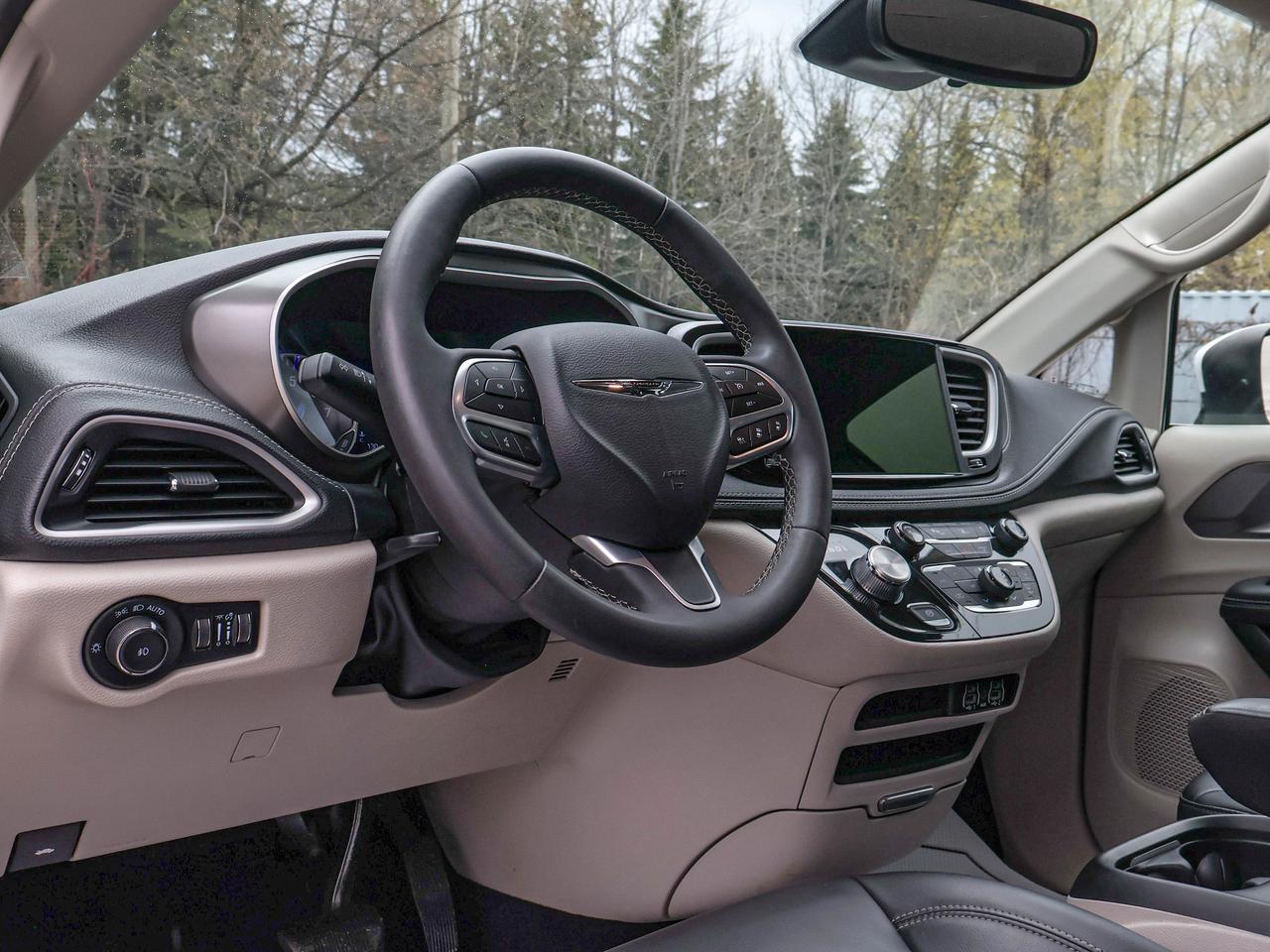 2023 Chrysler Pacifica Touring L Photo