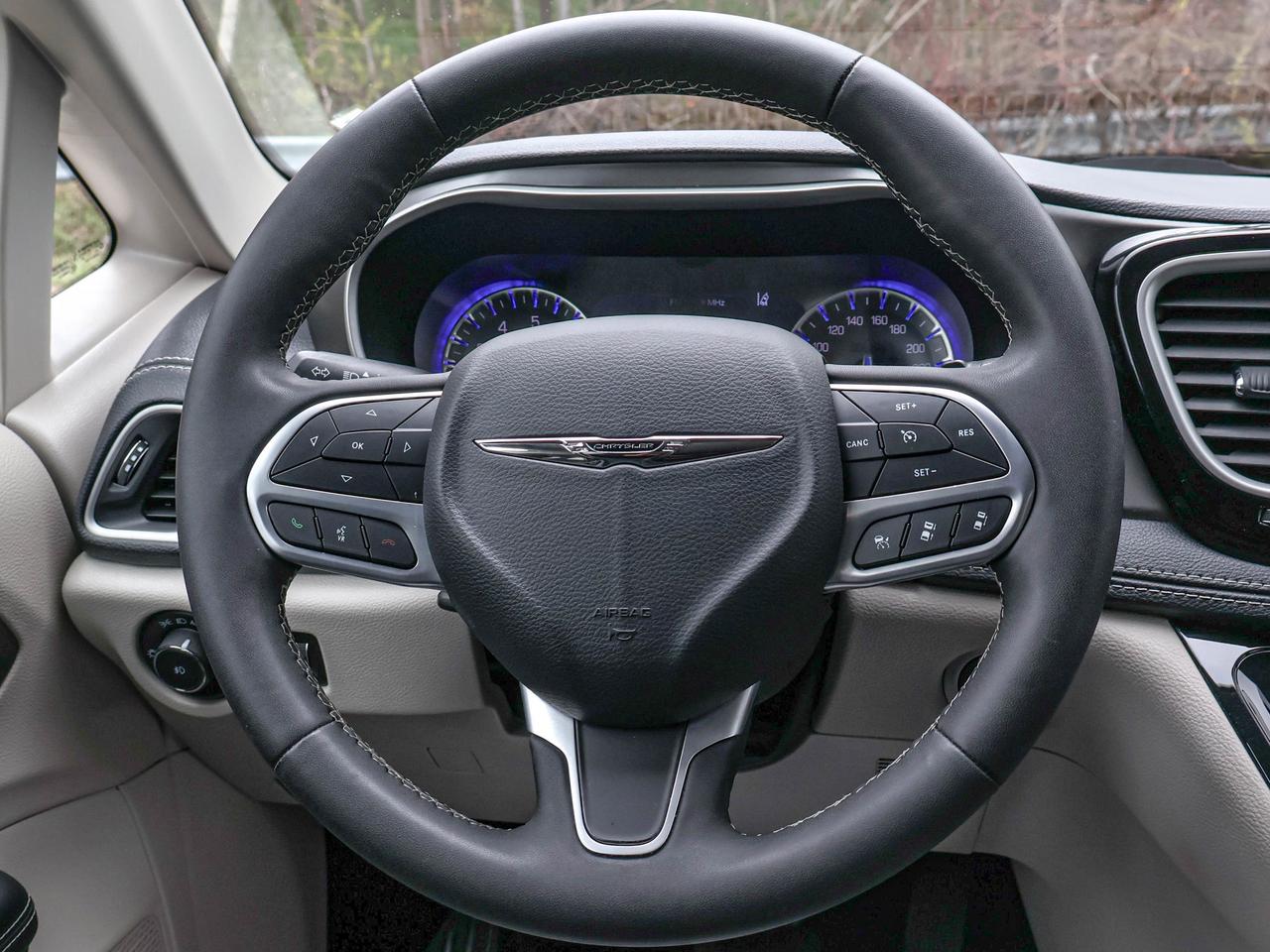 2023 Chrysler Pacifica Touring L Photo