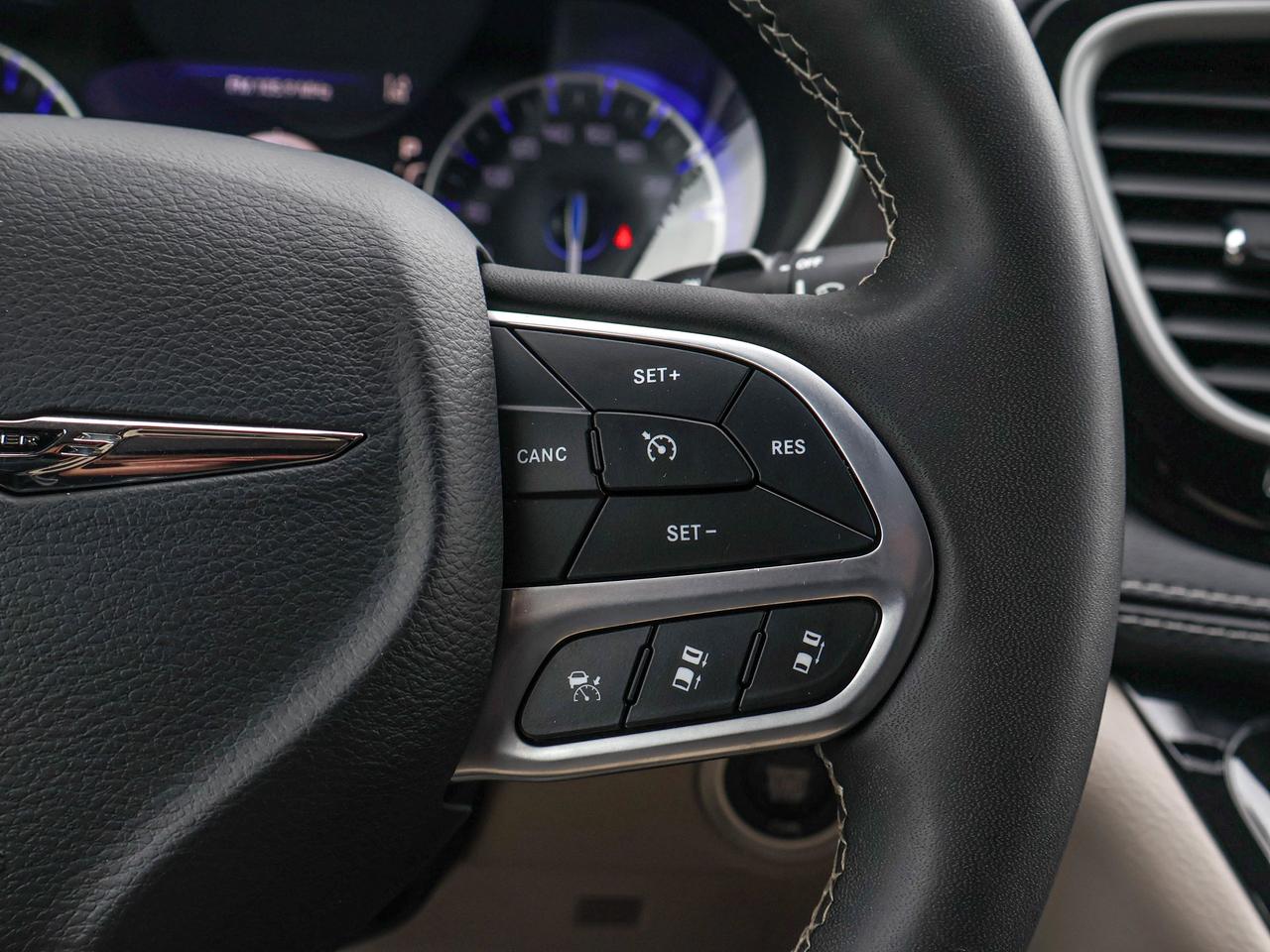 2023 Chrysler Pacifica Touring L Photo
