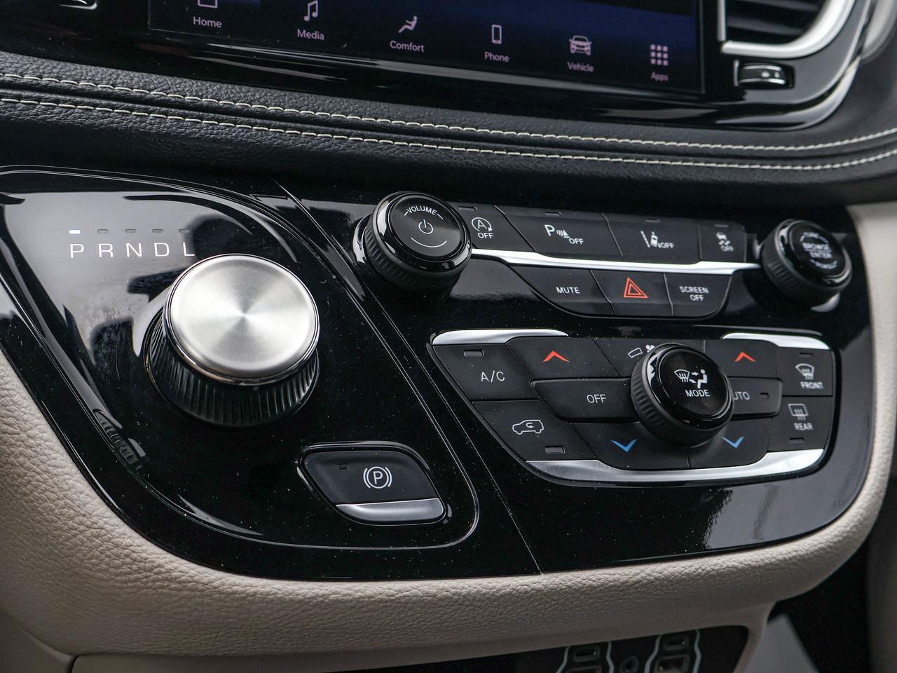 2023 Chrysler Pacifica Touring L Photo