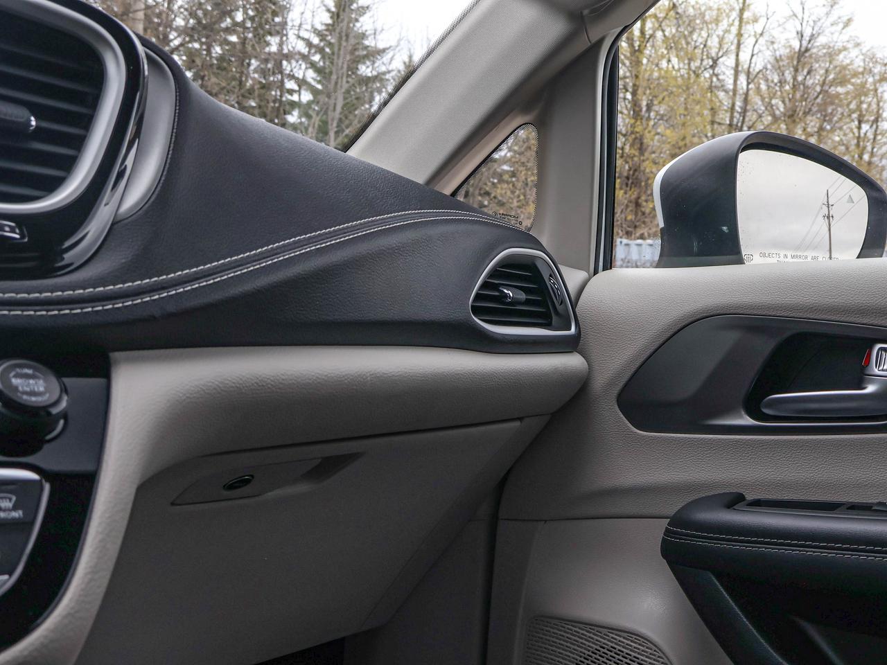 2023 Chrysler Pacifica Touring L Photo