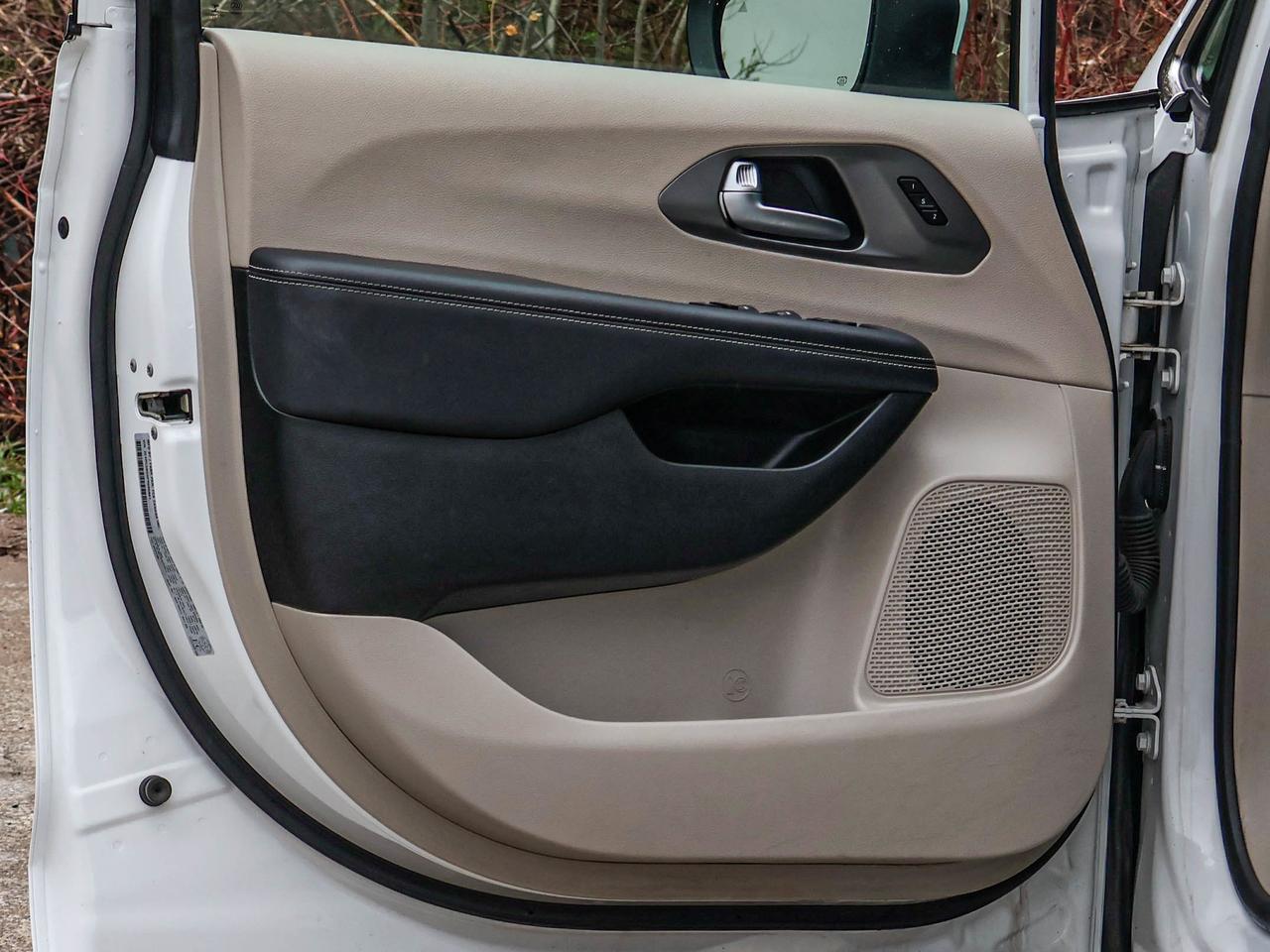 2023 Chrysler Pacifica Touring L Photo