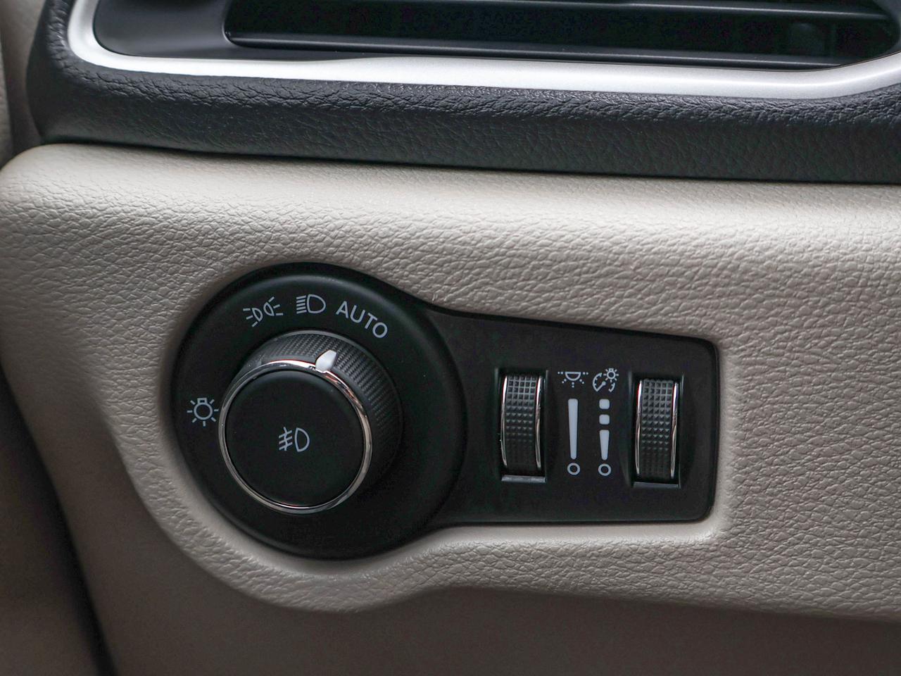 2023 Chrysler Pacifica Touring L Photo