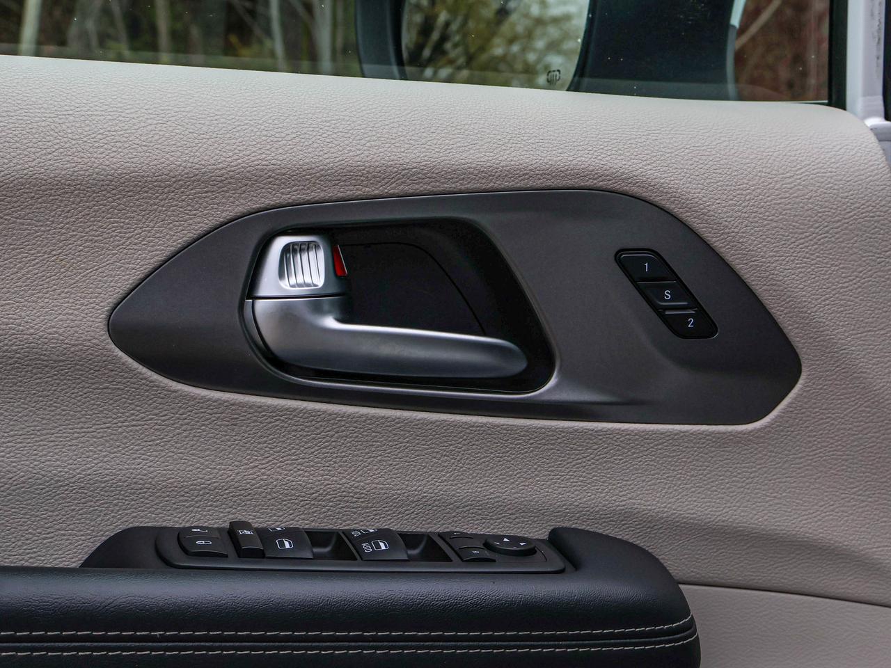 2023 Chrysler Pacifica Touring L Photo