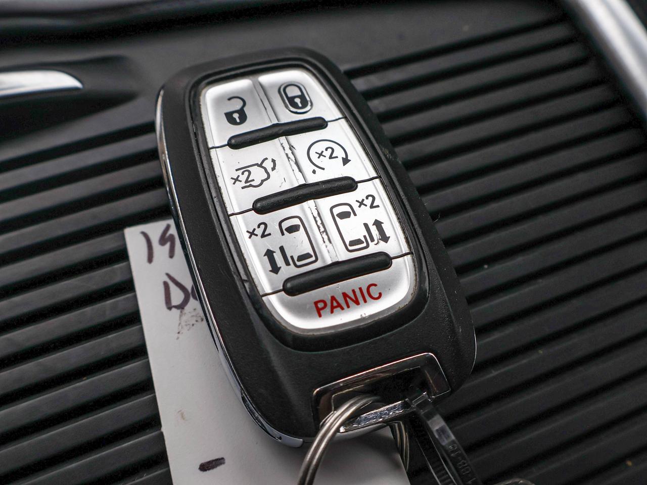 2023 Chrysler Pacifica Touring L Photo