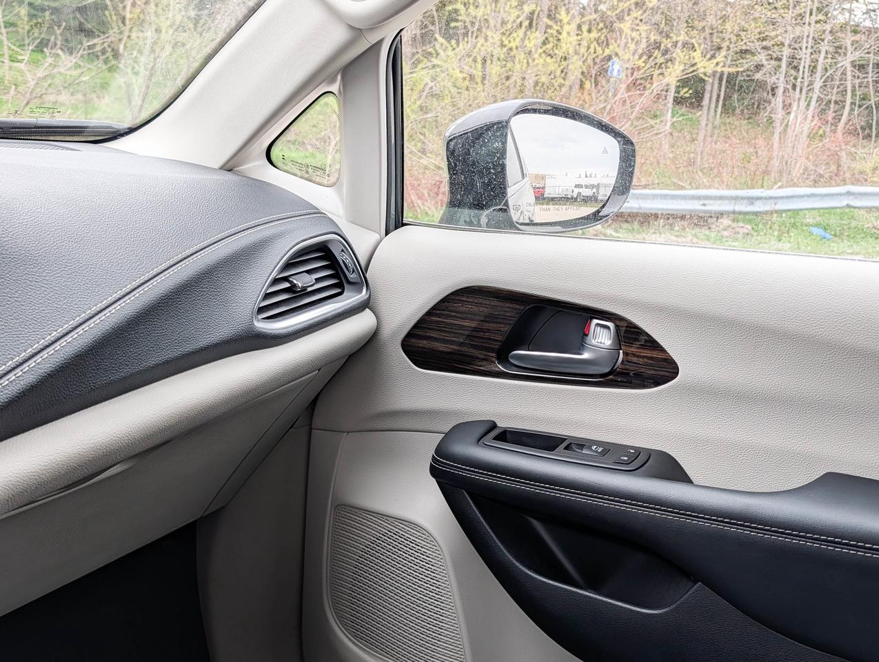 2023 Chrysler Pacifica Limited Photo
