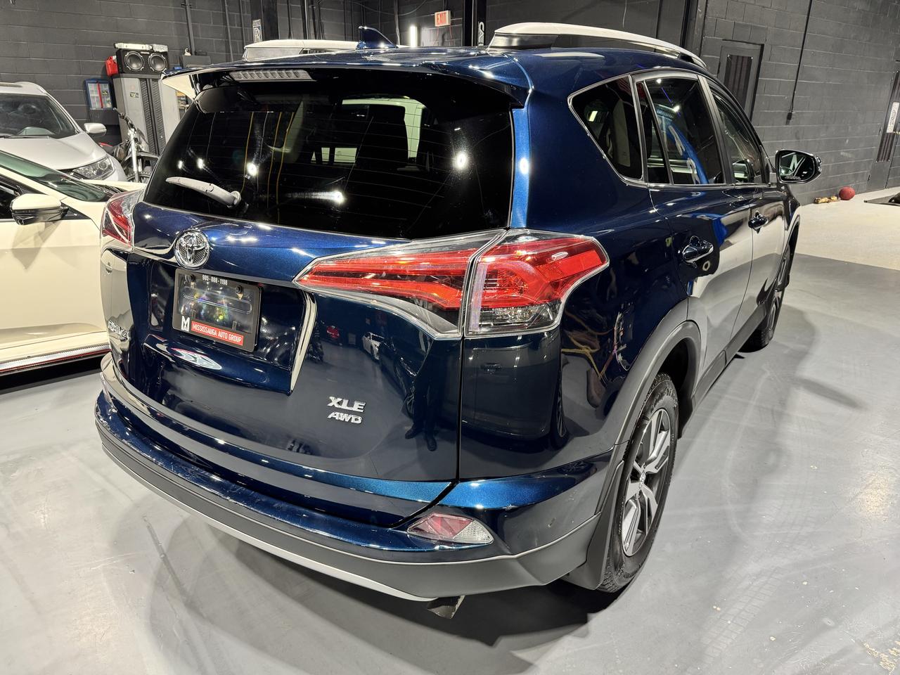 2017 Toyota RAV4 AWD 4dr XLE Photo4