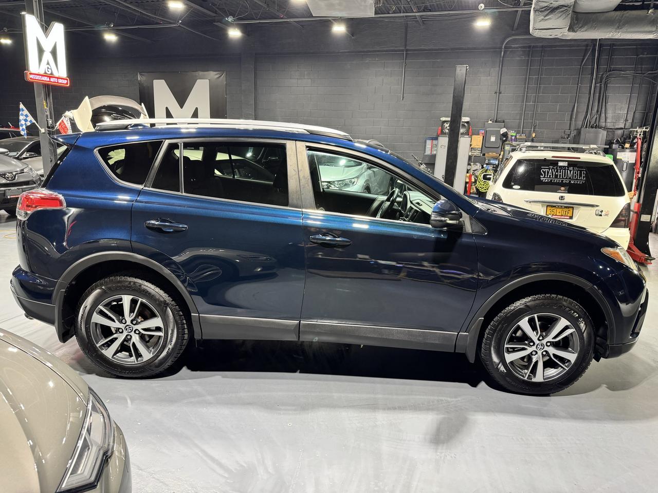 2017 Toyota RAV4 AWD 4dr XLE Photo3