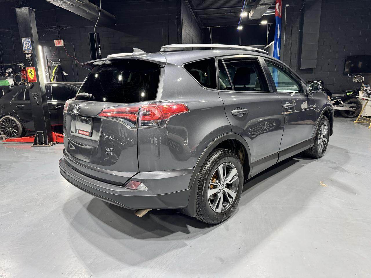 2018 Toyota RAV4 AWD LE Photo4