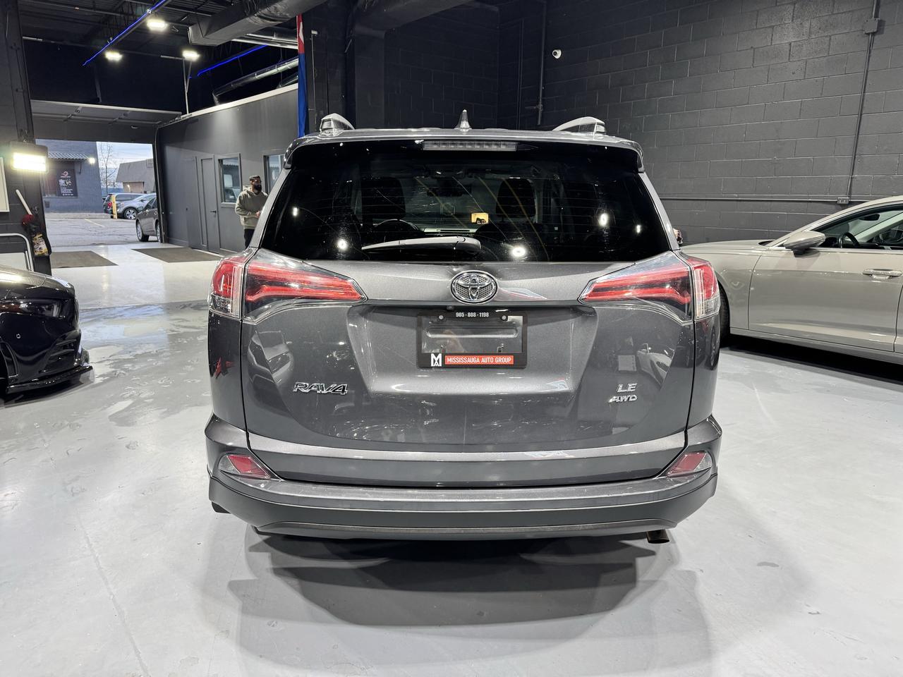 2018 Toyota RAV4 AWD LE Photo