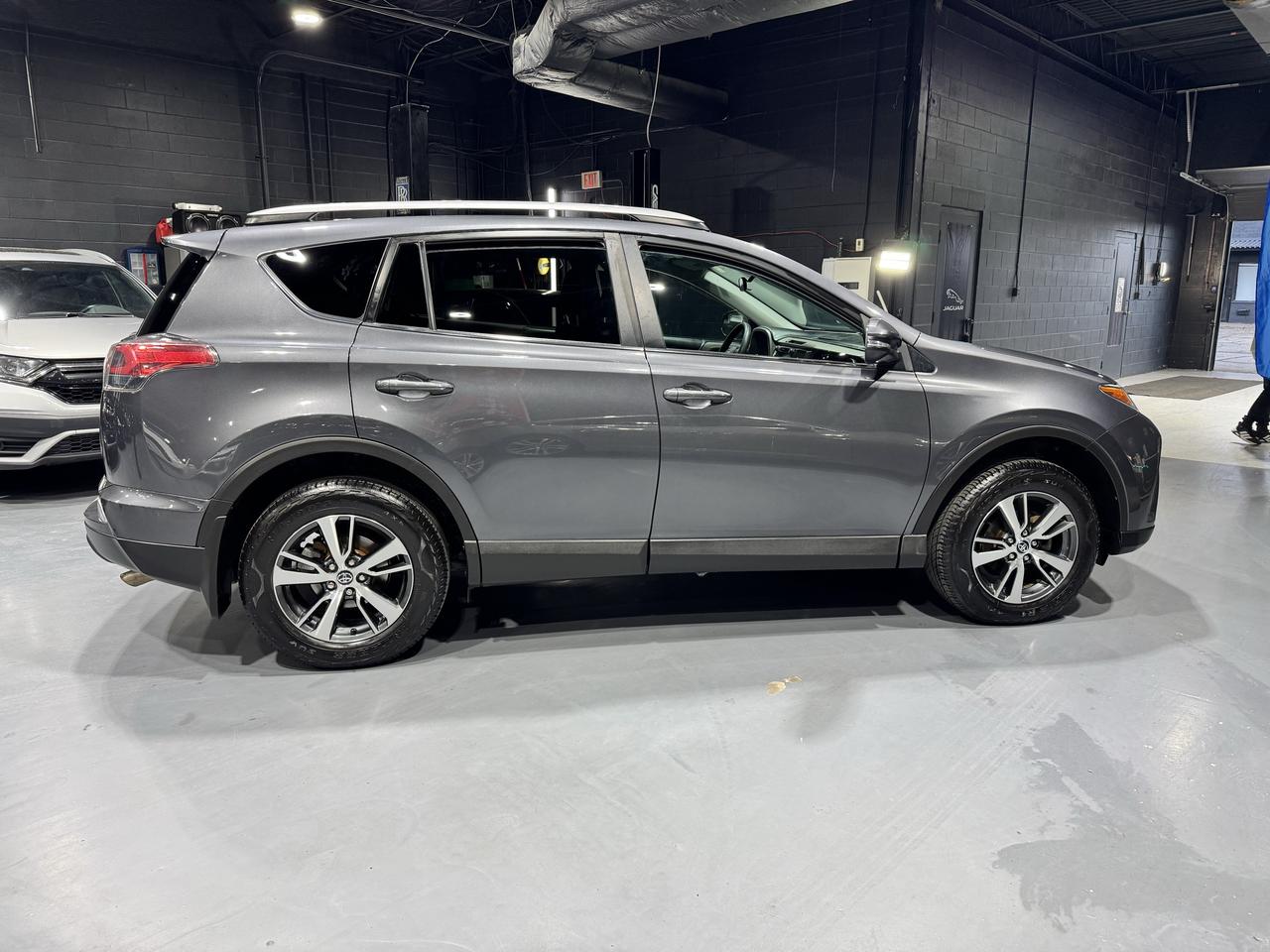 2018 Toyota RAV4 AWD LE Photo3