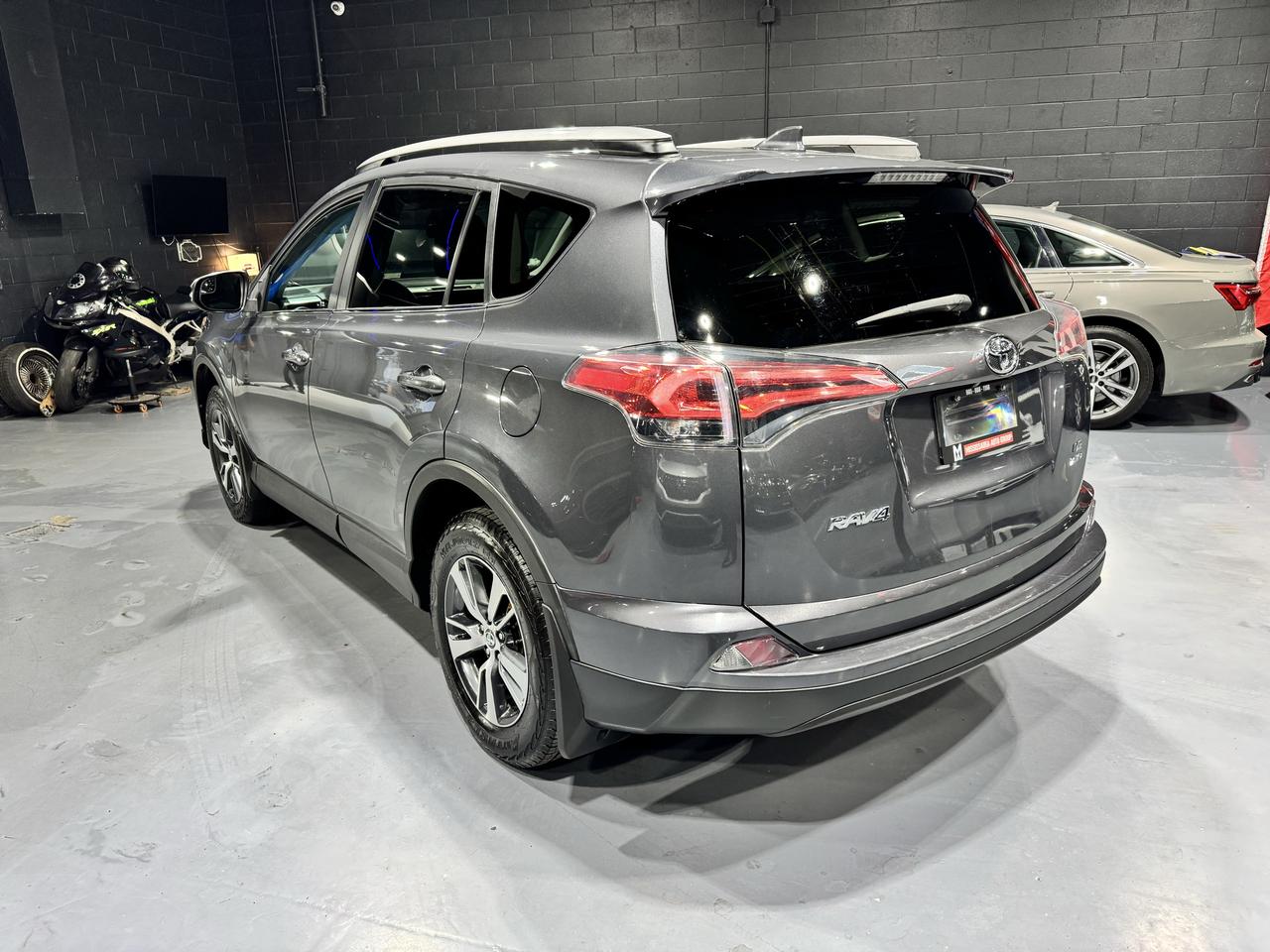 2018 Toyota RAV4 AWD LE Photo