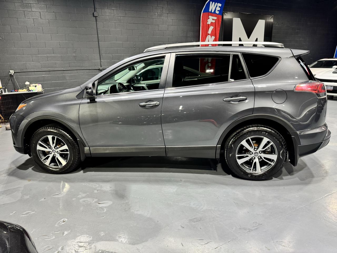 2018 Toyota RAV4 AWD LE Photo