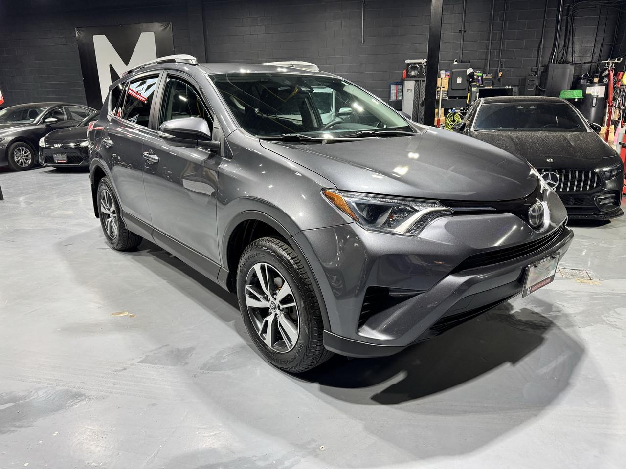 2018 Toyota RAV4 AWD LE Photo2
