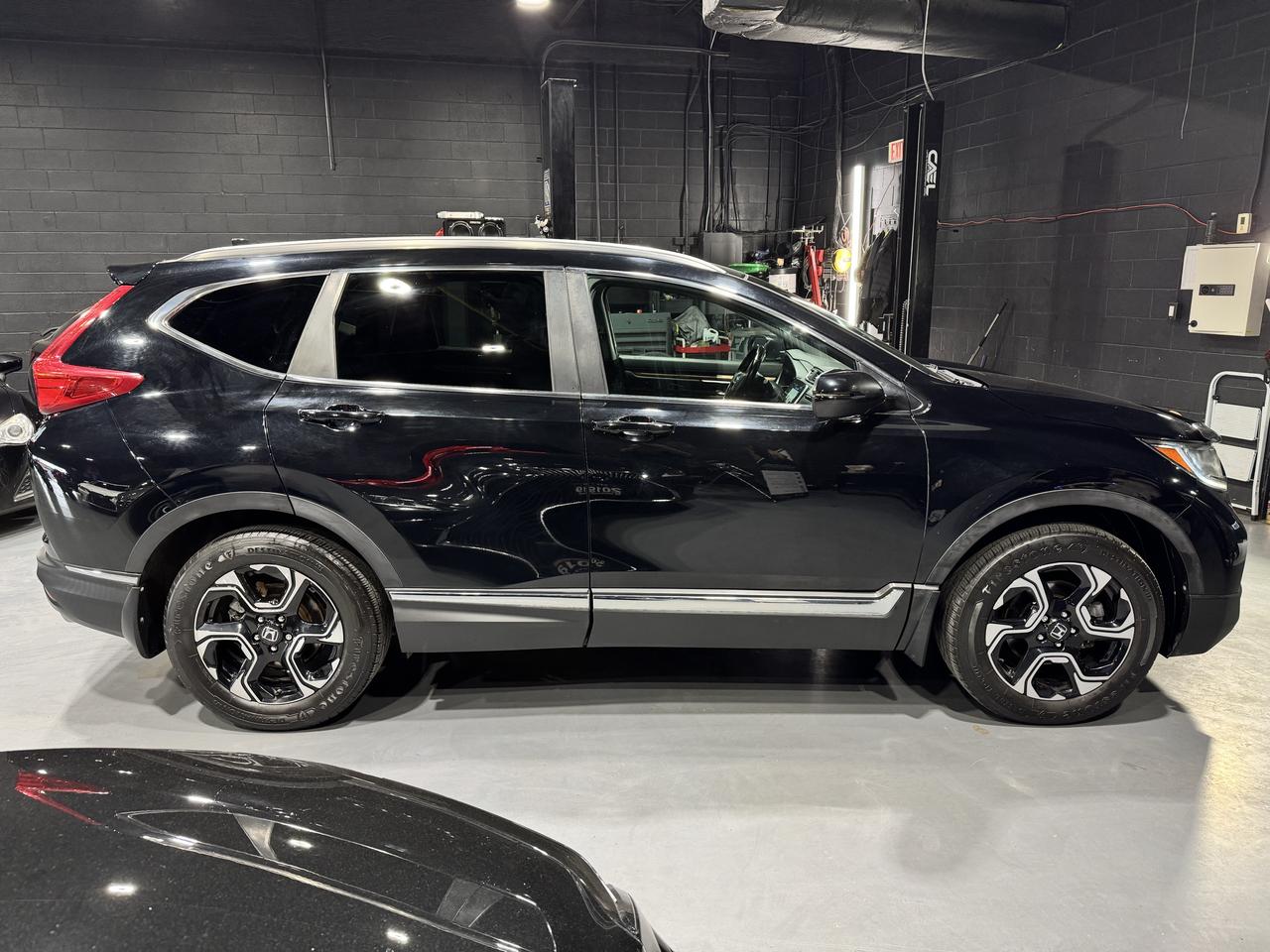 2017 Honda CR-V AWD 5dr Touring Photo3