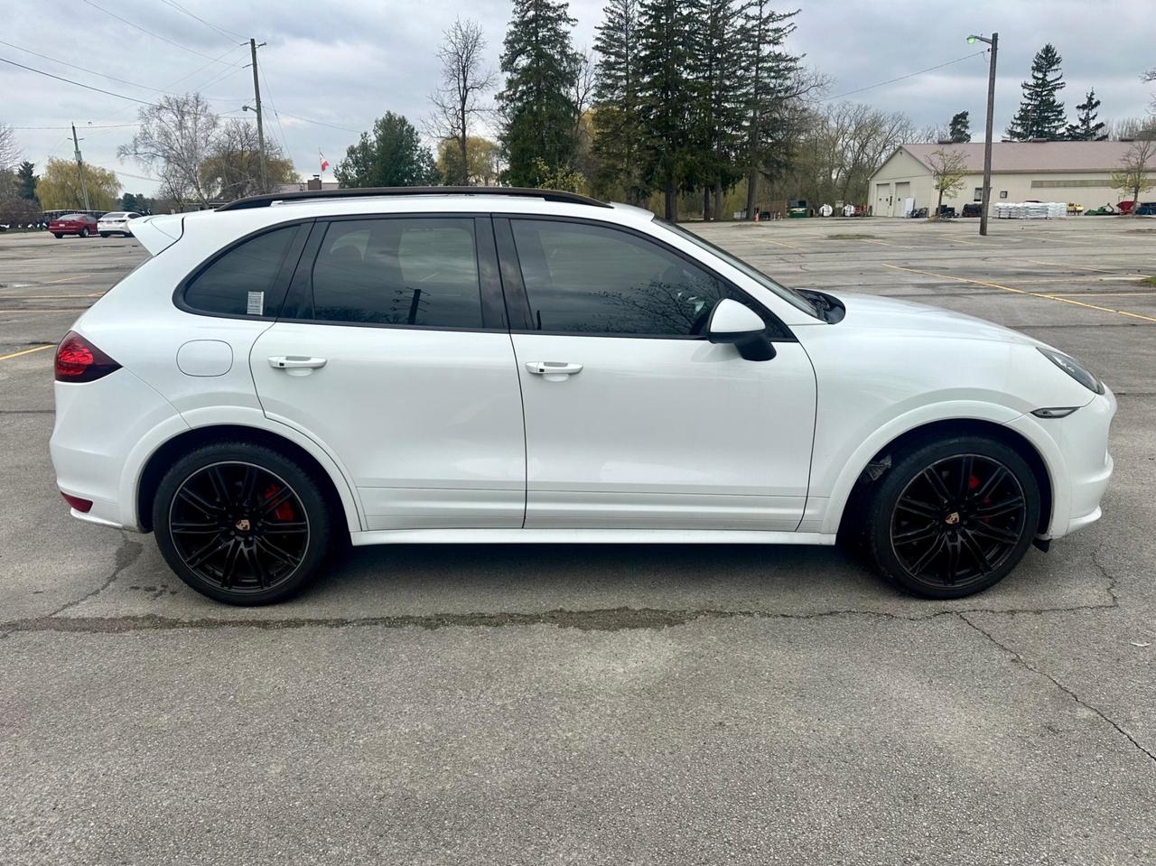 2014 Porsche Cayenne AWD 4dr GTS Photo3
