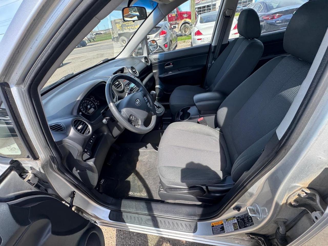 2009 Kia Rondo LX, AUTO, ONLY 93,000KMS, ALLOYS, CERTIFIED Photo