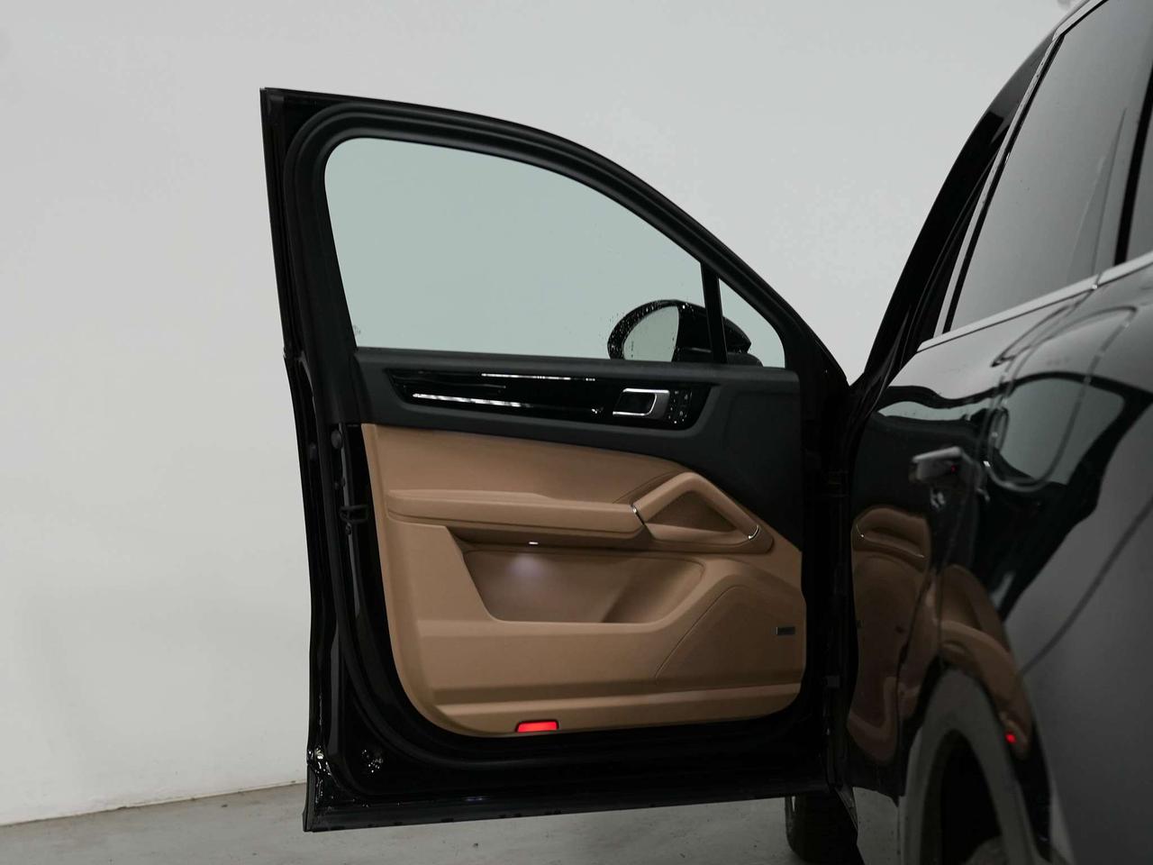 2022 Porsche Cayenne E-HYBRID | PREMIUM & ASSISTANCE PKG | BOSE | 20 IN Photo