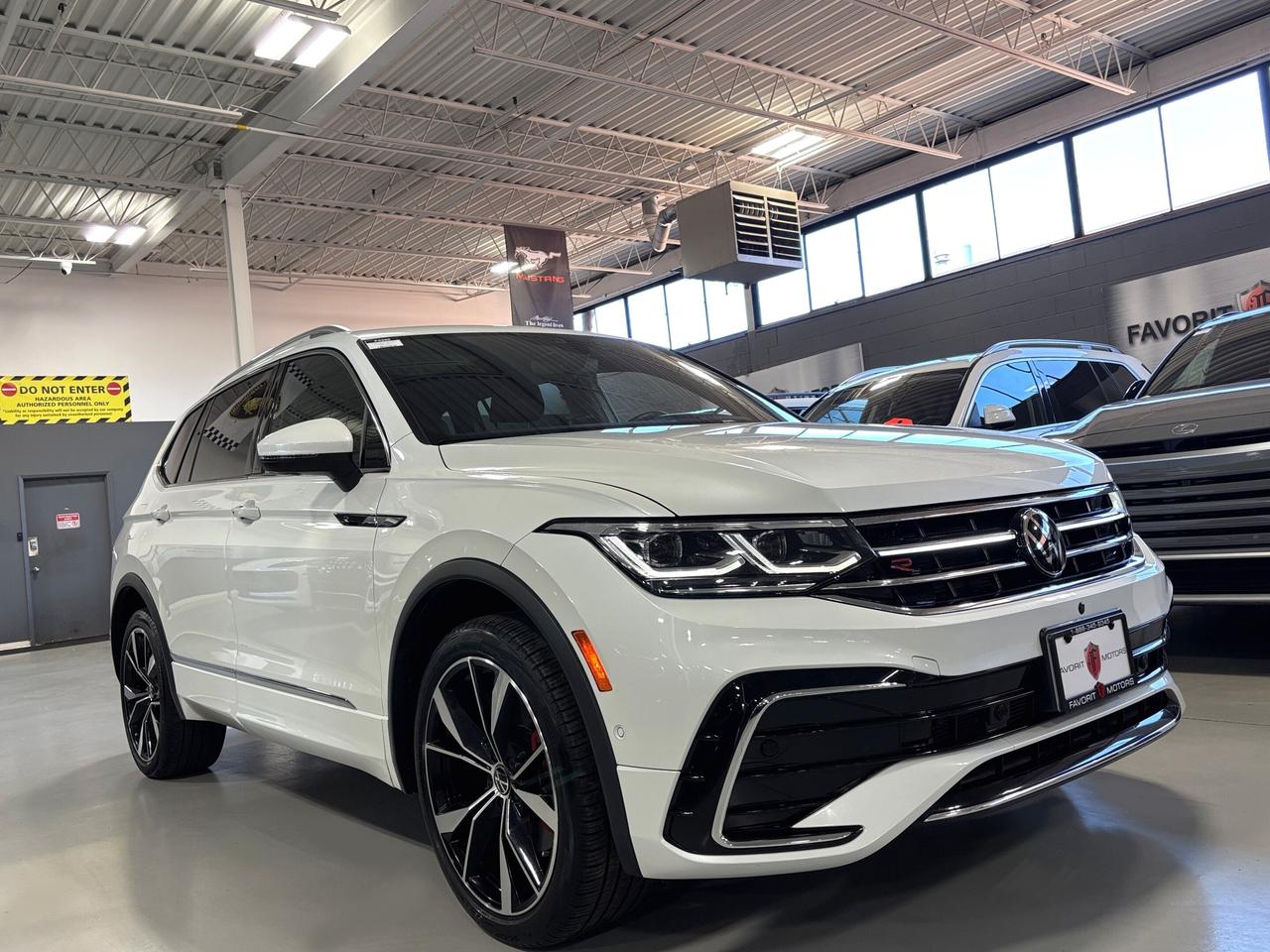 2023 Volkswagen Tiguan R-Line|4MOTION|NAV|FENDERAUDIO|7PASS|BROWNLEATHER| Photo