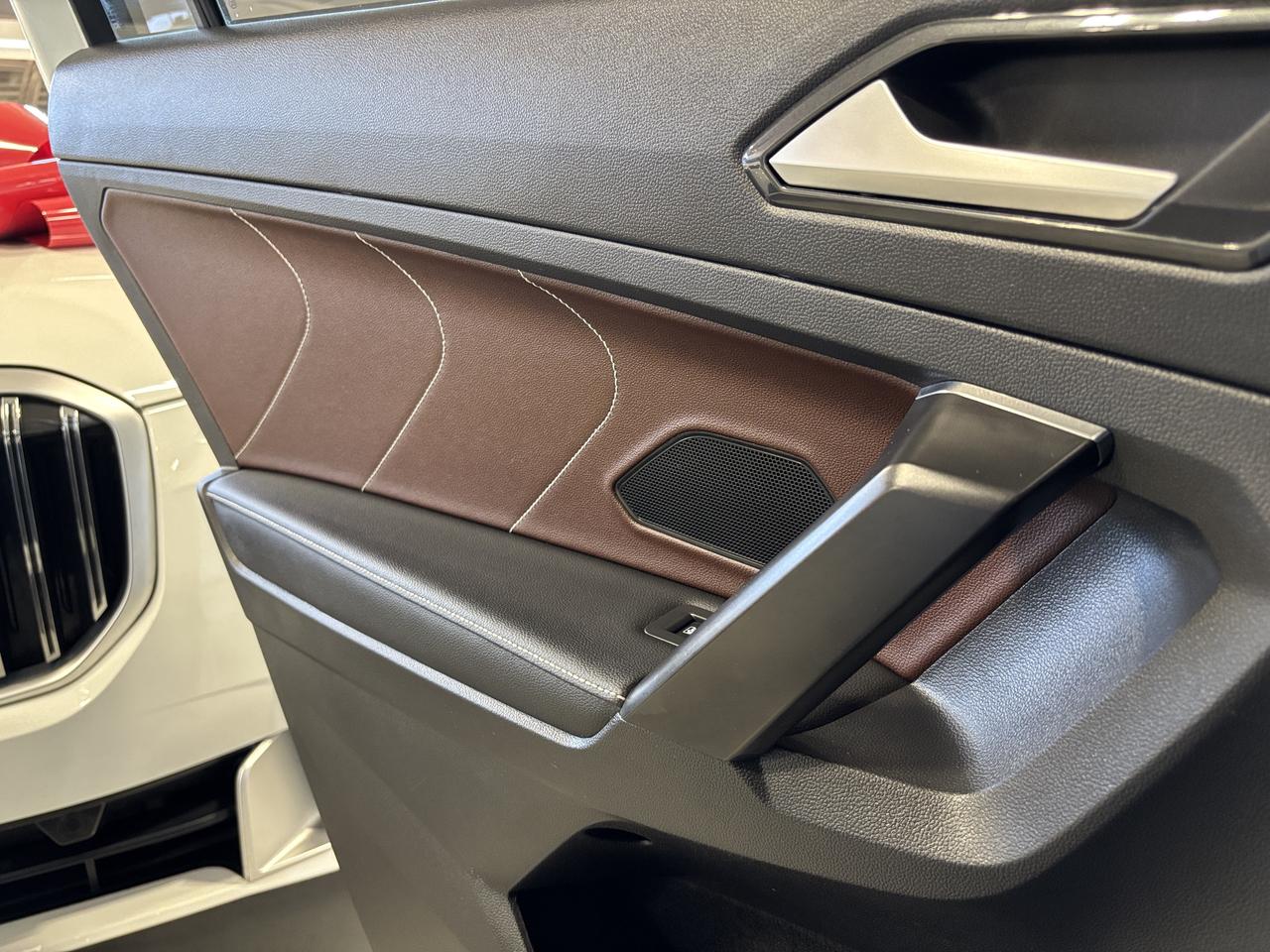 2023 Volkswagen Tiguan R-Line|4MOTION|NAV|FENDERAUDIO|7PASS|BROWNLEATHER| Photo